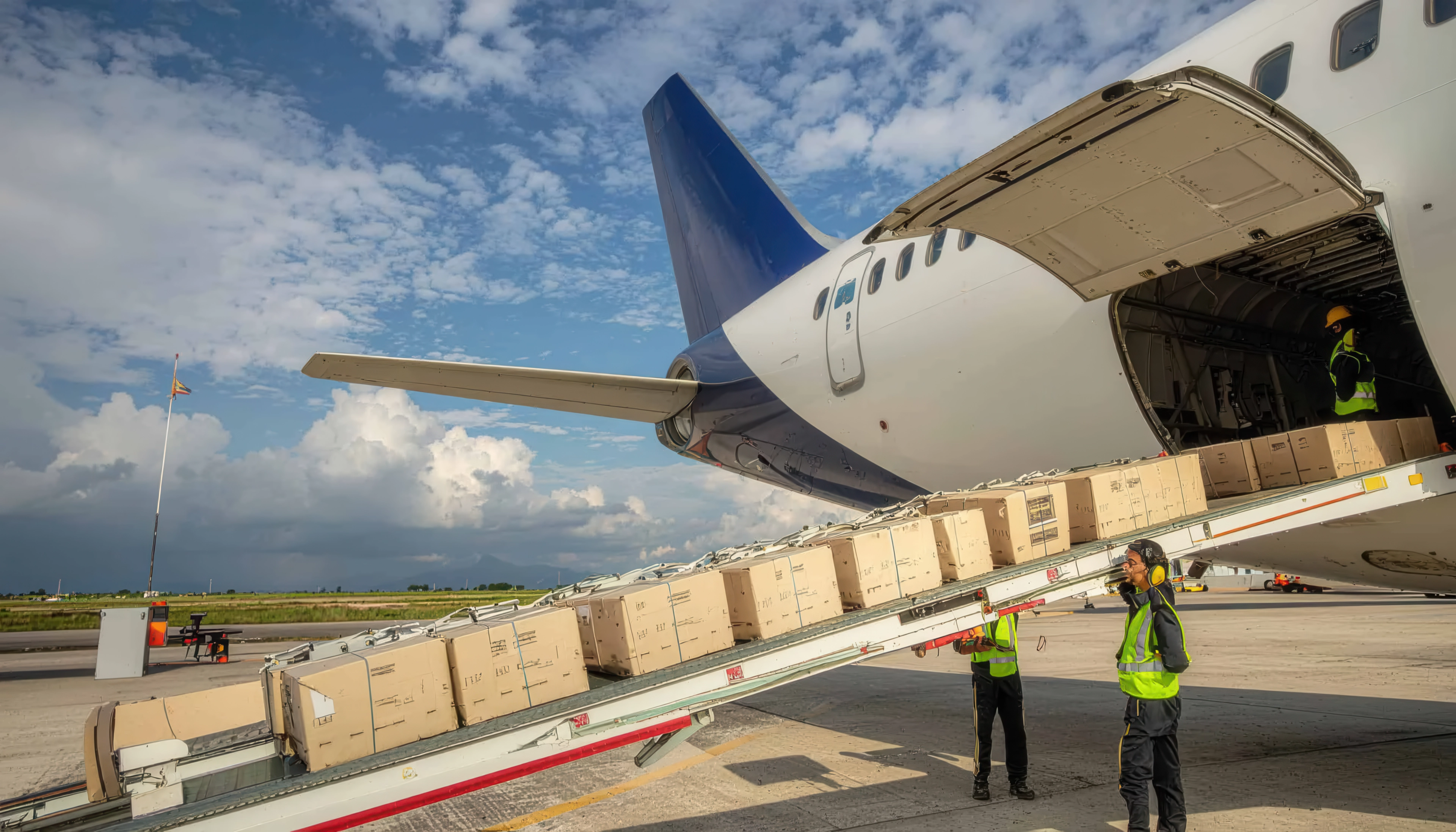 Cargo loading via conveyor belt onto aircraft